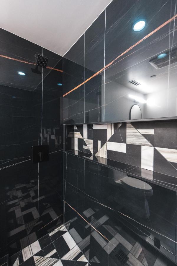 Brand New Luxurious Hollywood Estate 4 Bedroom , 7 Bathrooms 3 Parking Spaces With 360 Views Of La *