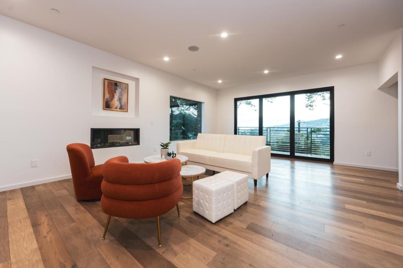 Holiday home Brand New Luxurious Hollywood Estate 4 Bedroom , 7 Bathrooms 3 Parking Spaces With 360 Views Of La Los Angeles