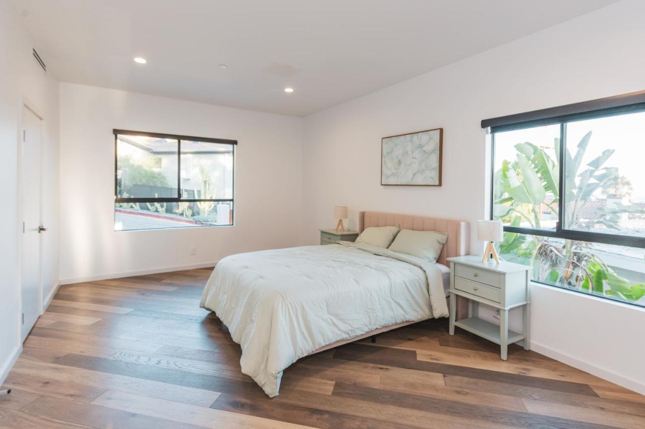 Brand New Luxurious Hollywood Estate 4 Bedroom , 7 Bathrooms 3 Parking Spaces With 360 Views Of La Holiday home *