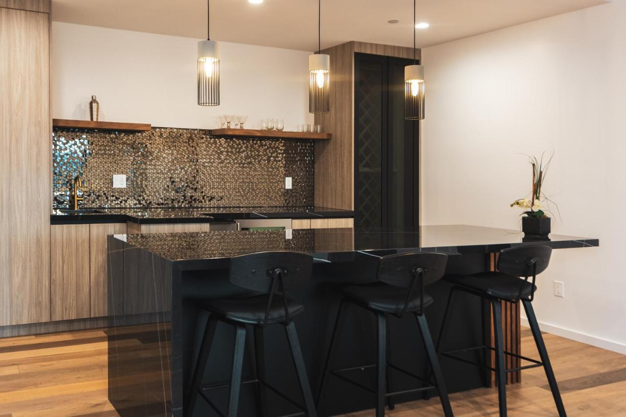 Holiday home Brand New Luxurious Hollywood Estate 4 Bedroom , 7 Bathrooms 3 Parking Spaces With 360 Views Of La
