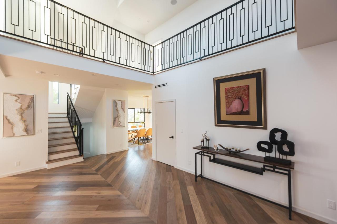 Holiday home Brand New Luxurious Hollywood Estate 4 Bedroom , 7 Bathrooms 3 Parking Spaces With 360 Views Of La *