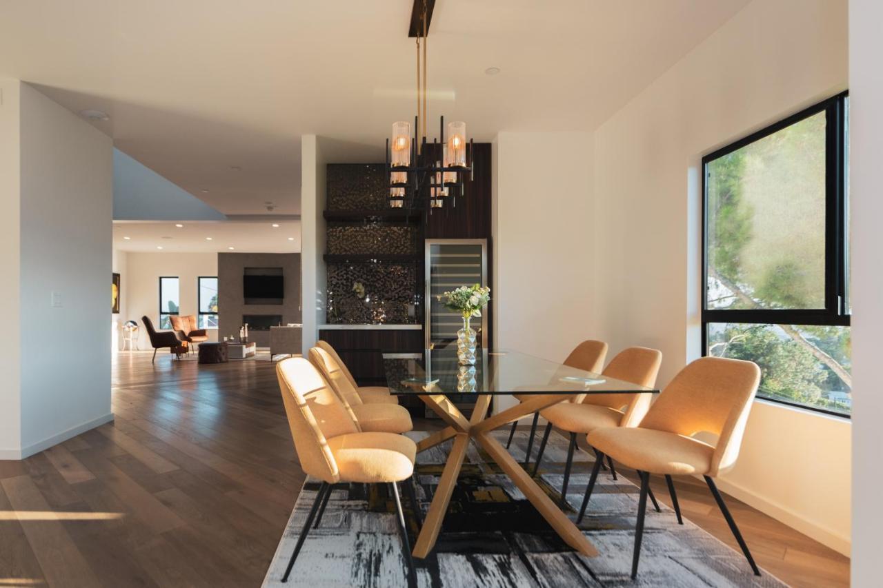 Holiday home Brand New Luxurious Hollywood Estate 4 Bedroom , 7 Bathrooms 3 Parking Spaces With 360 Views Of La