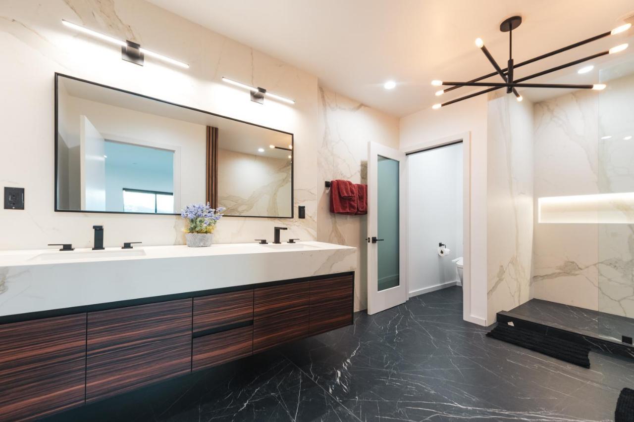 Holiday home Brand New Luxurious Hollywood Estate 4 Bedroom , 7 Bathrooms 3 Parking Spaces With 360 Views Of La *