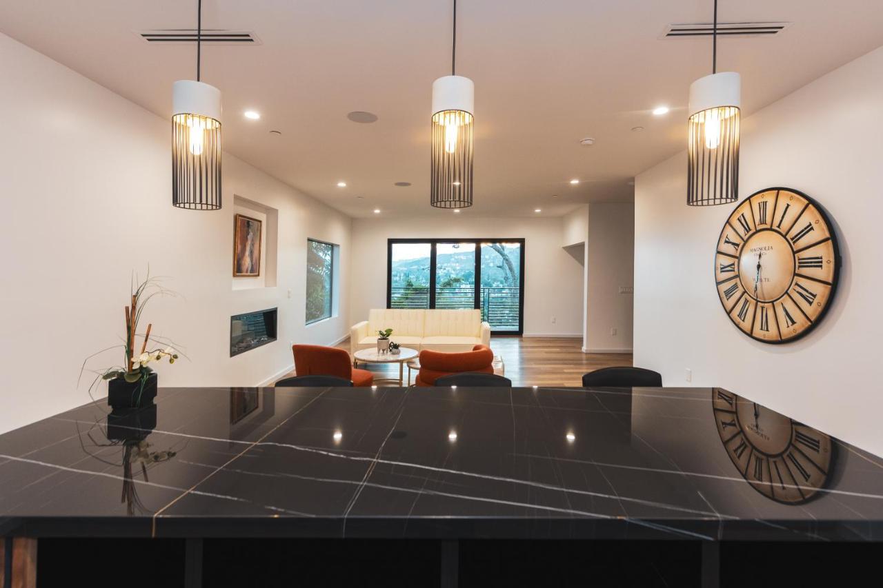 Brand New Luxurious Hollywood Estate 4 Bedroom , 7 Bathrooms 3 Parking Spaces With 360 Views Of La Holiday home *