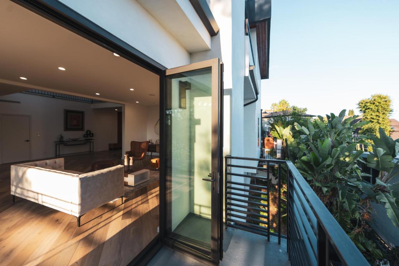 Holiday home Brand New Luxurious Hollywood Estate 4 Bedroom , 7 Bathrooms 3 Parking Spaces With 360 Views Of La *