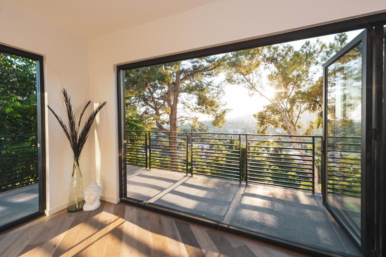 Brand New Luxurious Hollywood Estate 4 Bedroom , 7 Bathrooms 3 Parking Spaces With 360 Views Of La Holiday home *