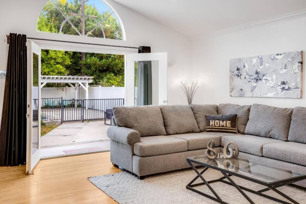 Villa Prime Location! House W/pool 7 Mins To Universal, 10 Mins To Hollywood *