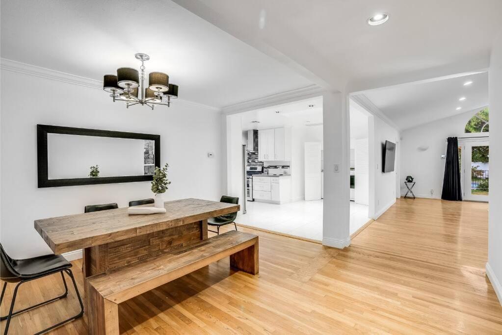 Prime Location! House W/pool 7 Mins To Universal, 10 Mins To Hollywood Villa Los Angeles