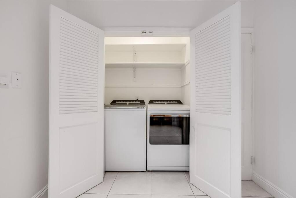 Villa Prime Location! House W/pool 7 Mins To Universal, 10 Mins To Hollywood Los Angeles