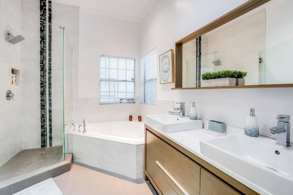 Prime Location! House W/pool 7 Mins To Universal, 10 Mins To Hollywood Los Angeles