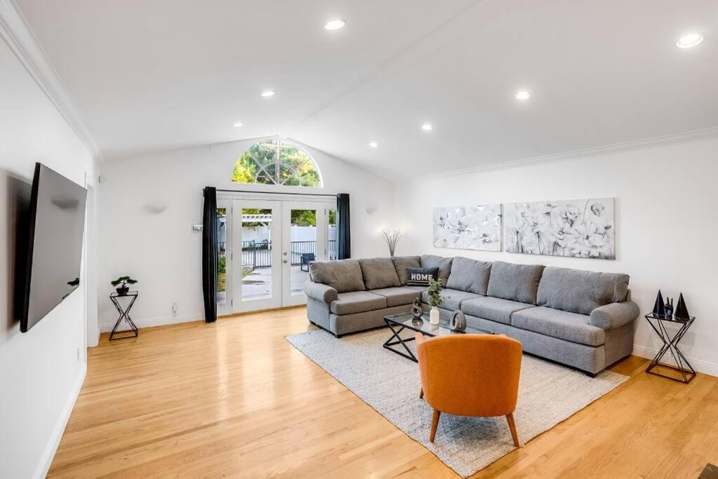 Villa Prime Location! House W/pool 7 Mins To Universal, 10 Mins To Hollywood *