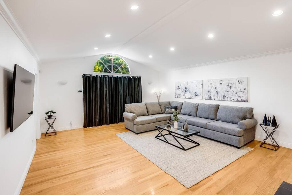 Villa Prime Location! House W/pool 7 Mins To Universal, 10 Mins To Hollywood