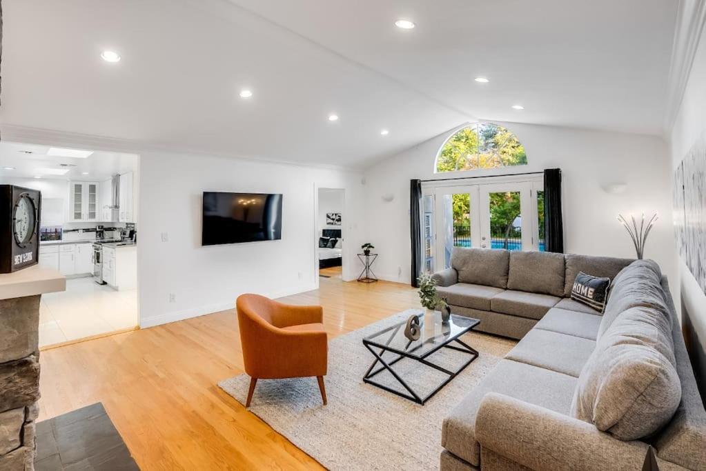 Prime Location! House W/pool 7 Mins To Universal, 10 Mins To Hollywood