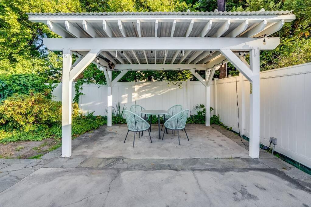Villa Prime Location! House W/pool 7 Mins To Universal, 10 Mins To Hollywood Los Angeles