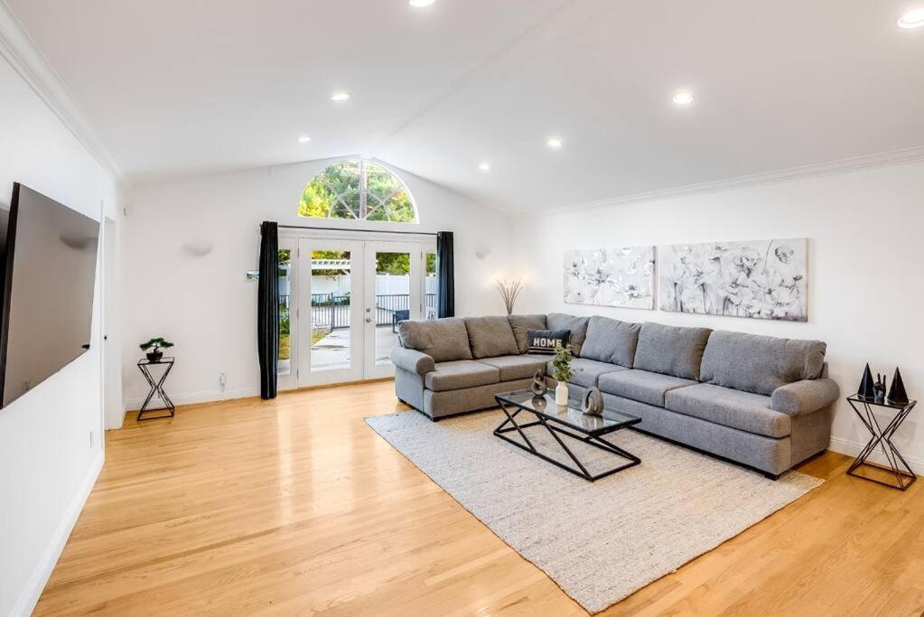 Villa Prime Location! House W/pool 7 Mins To Universal, 10 Mins To Hollywood