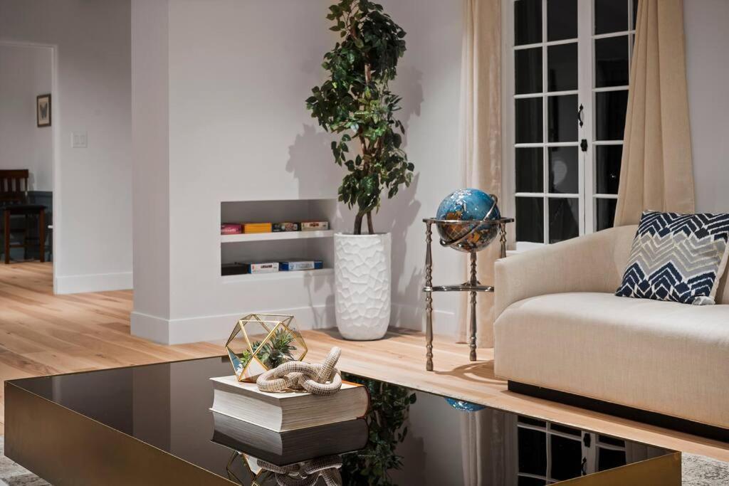 Chic 3br Oasis In City:toluca Adjacent Los Angeles