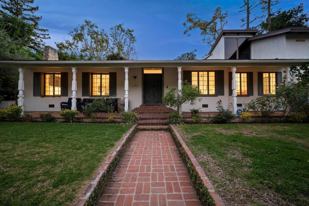Chic 3br Oasis In City:toluca Adjacent Holiday home Los Angeles
