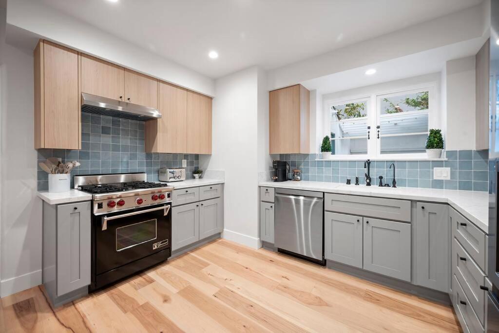 Chic 3br Oasis In City:toluca Adjacent Los Angeles