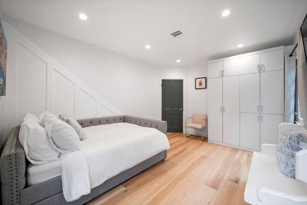Chic 3br Oasis In City:toluca Adjacent Los Angeles