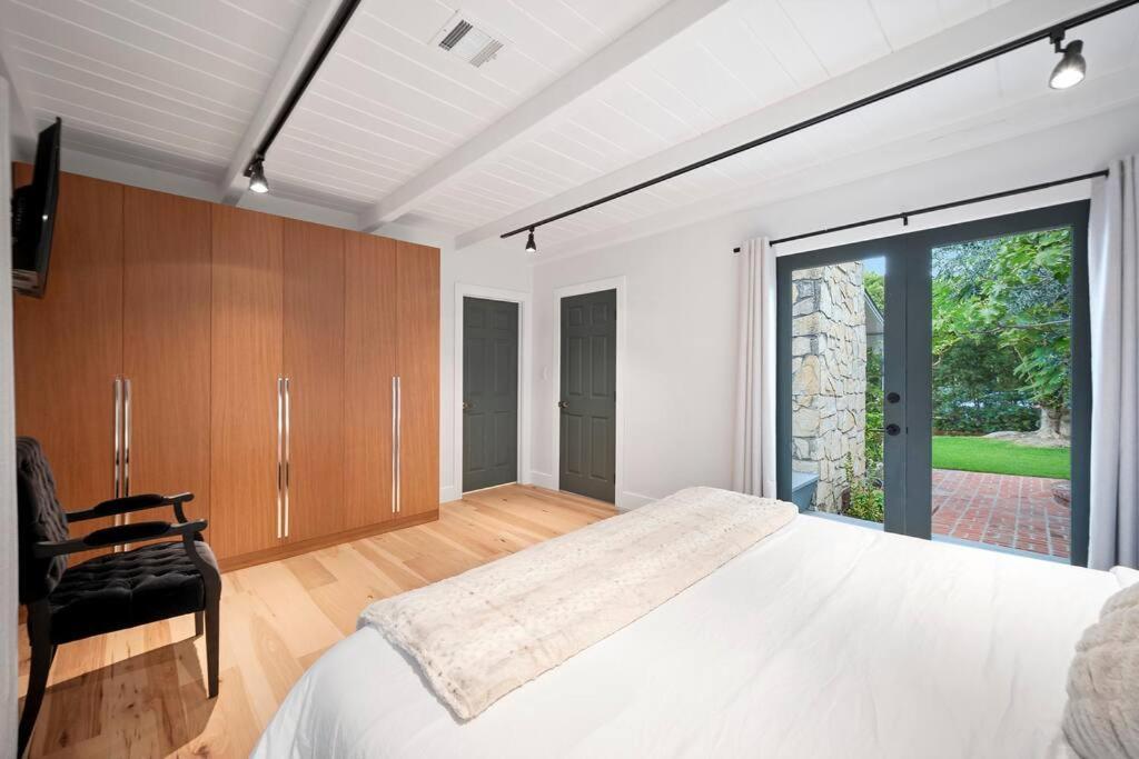 Chic 3br Oasis In City:toluca Adjacent Los Angeles