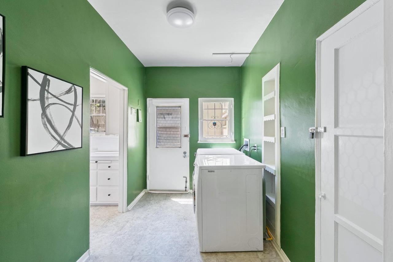 Beverly Hills Stylish & 1 Bedroom + Parking *