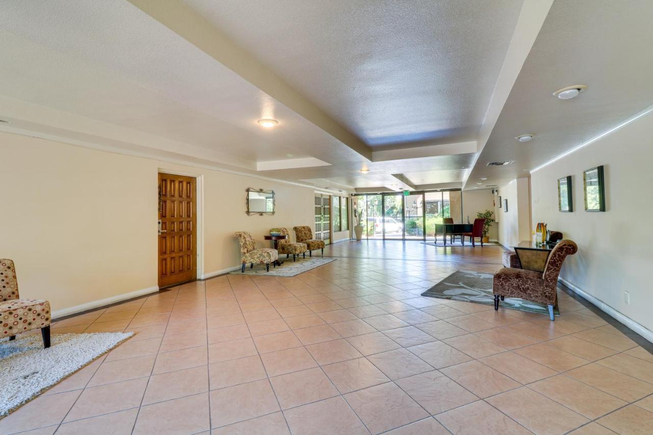 Apartment Granada Hills With Community Pool And Workspace