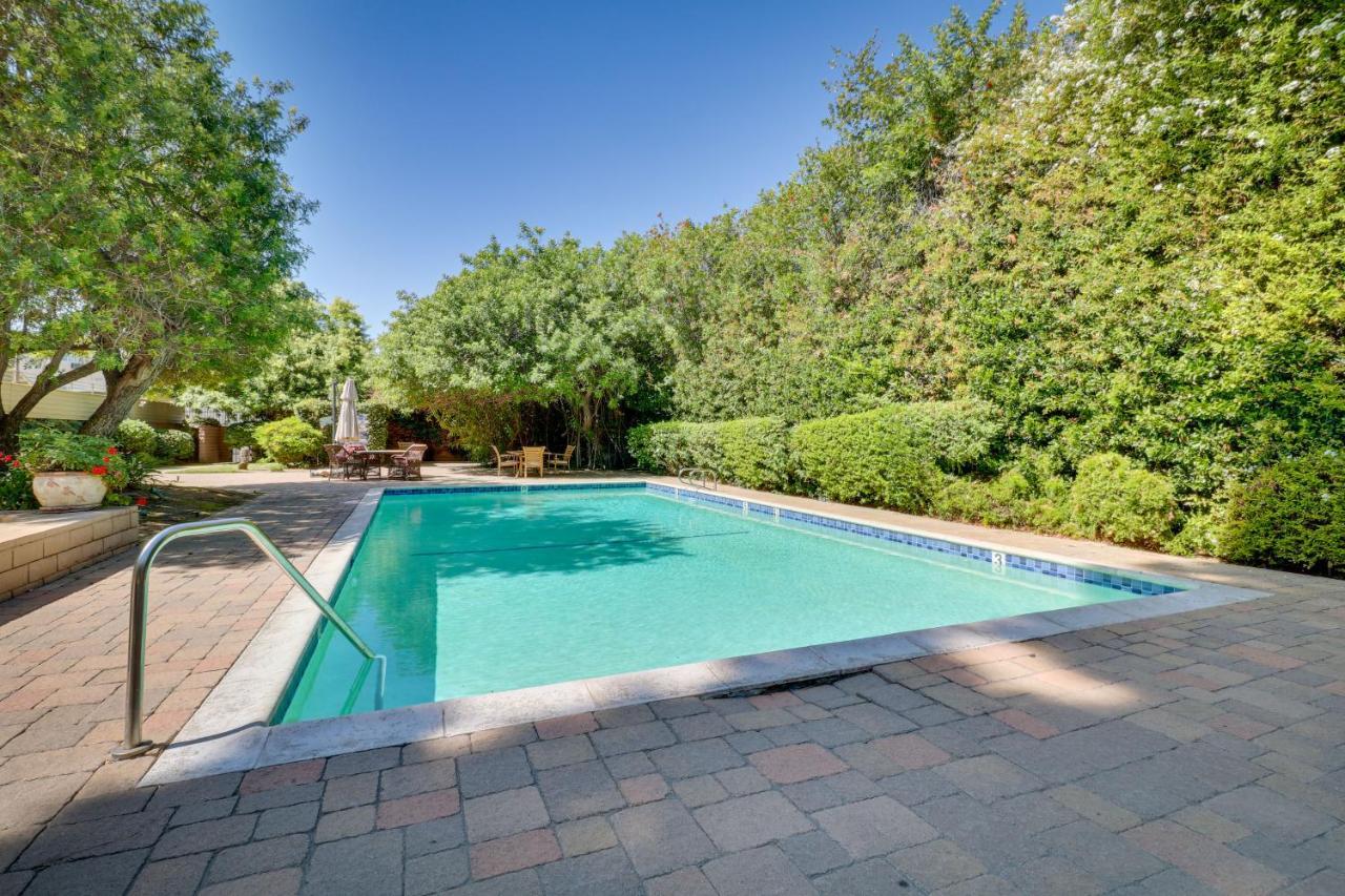 Granada Hills With Community Pool And Workspace *