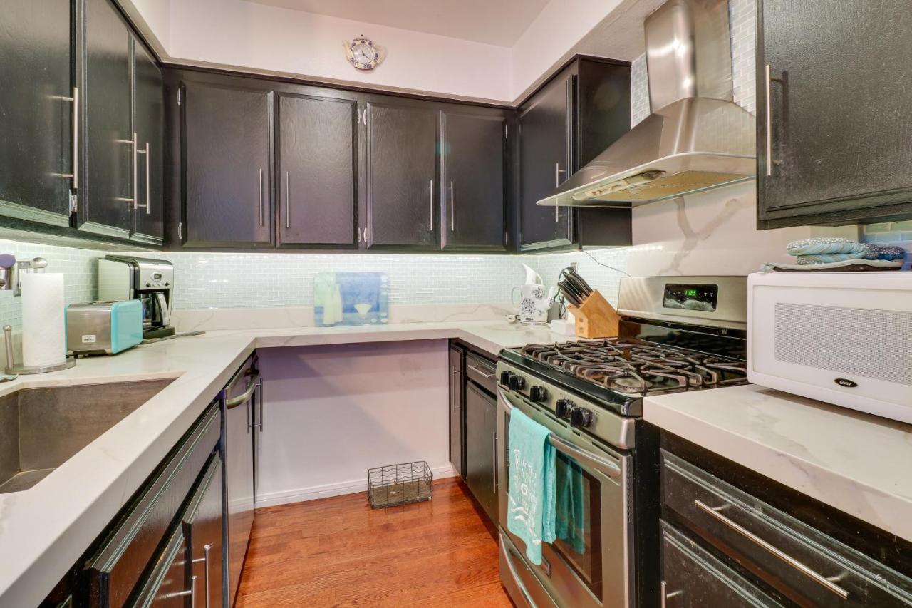 Apartment Granada Hills With Community Pool And Workspace