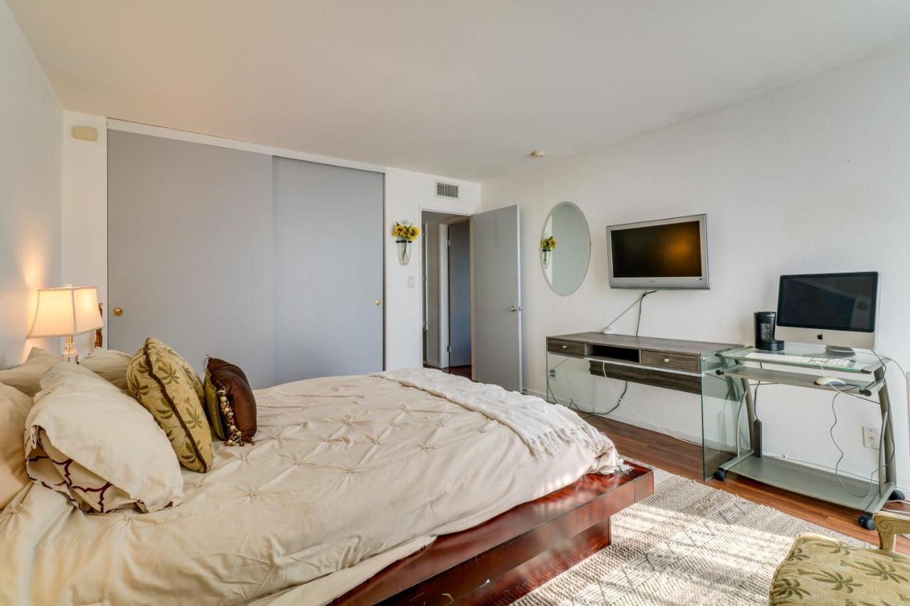 Granada Hills With Community Pool And Workspace
