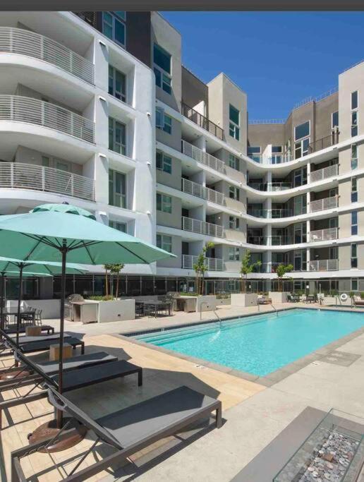 Relax On Wilshire With A View * Los Angeles