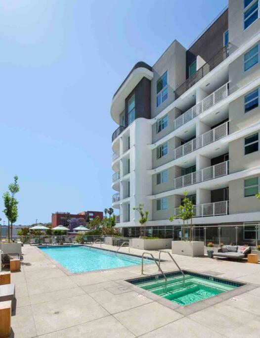 Relax On Wilshire With A View Apartment *