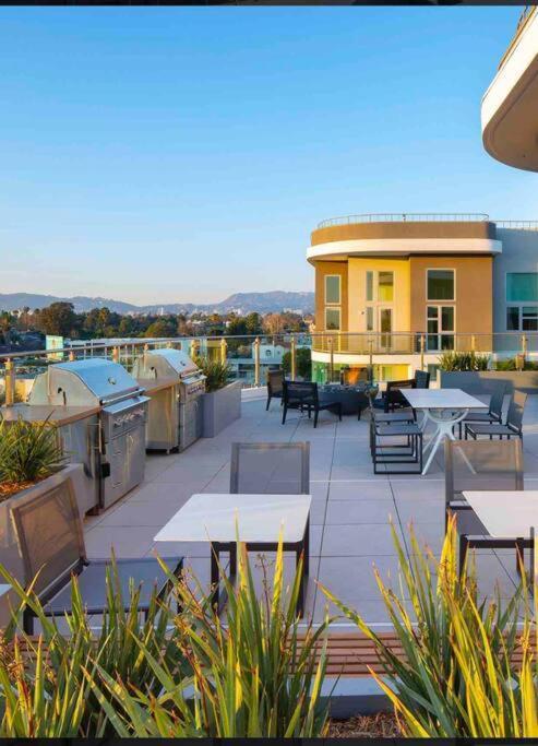 Relax On Wilshire With A View