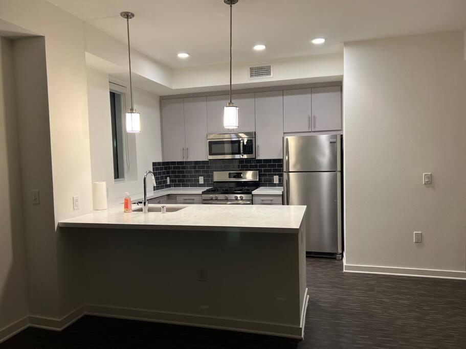 Apartment Downtown Penthouse W Luxury Gym-pool-near Universal Hollywood Los Angeles