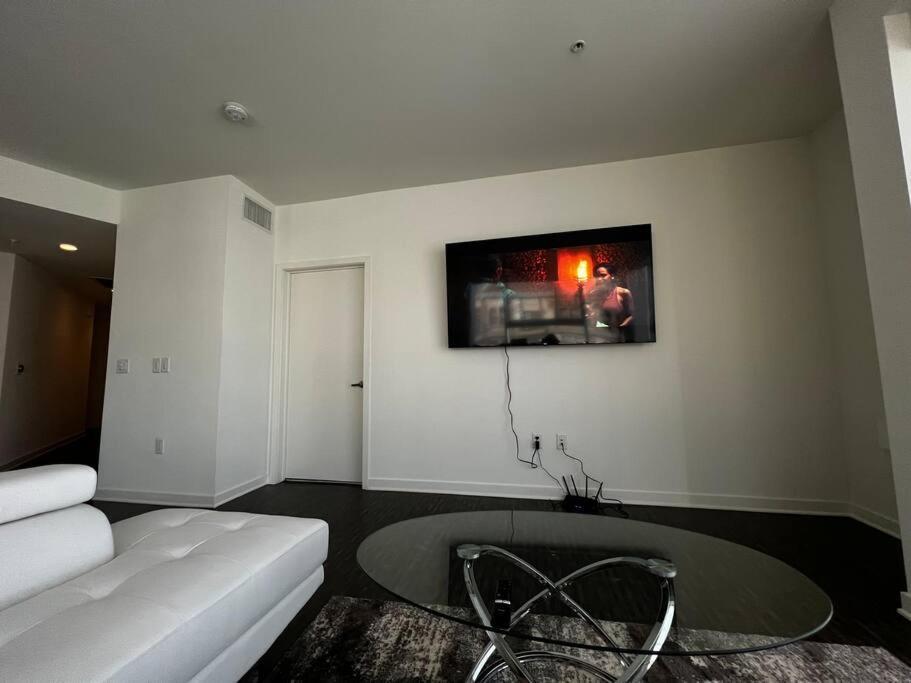 Downtown Penthouse W Luxury Gym-pool-near Universal Hollywood Los Angeles