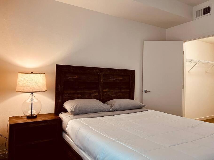 Downtown Penthouse W Luxury Gym-pool-near Universal Hollywood Apartment *