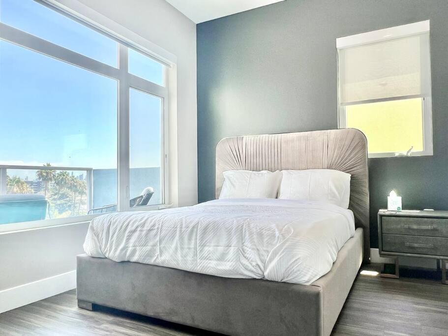Apartment Designer Hollywood Penthouse With Private Balcony On Sunset Los Angeles