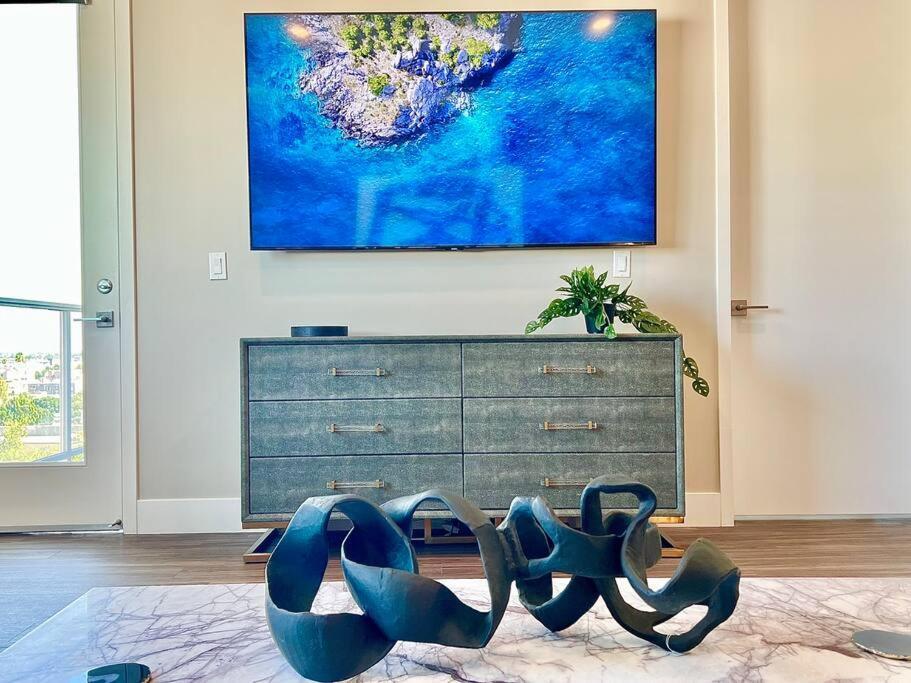 Designer Hollywood Penthouse With Private Balcony On Sunset *