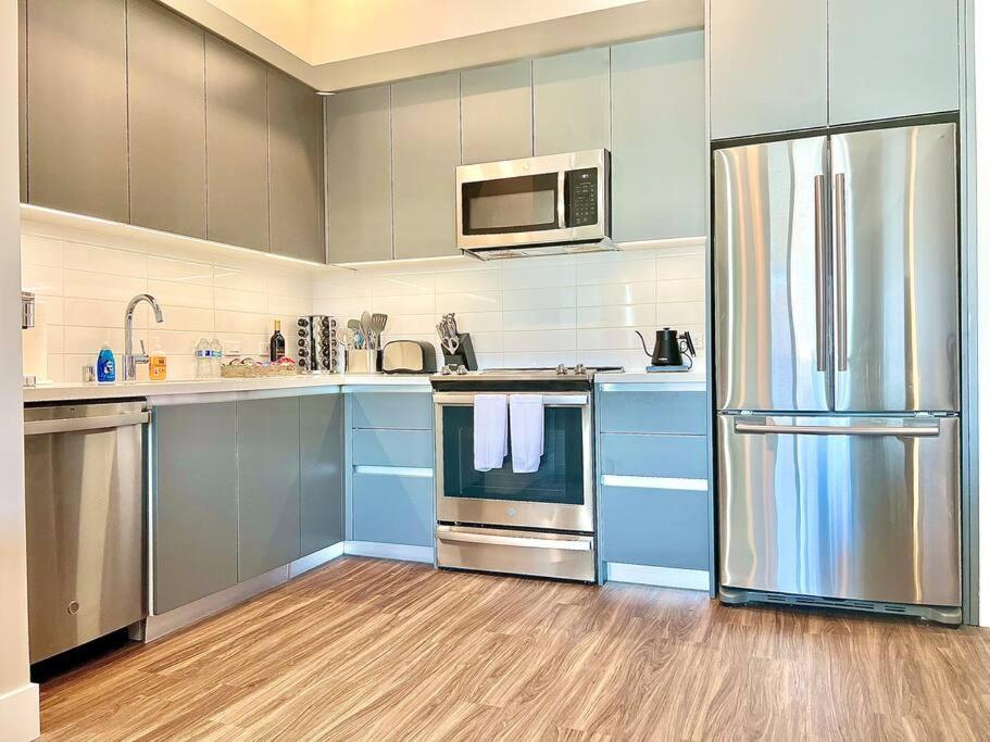 Apartment Designer Hollywood Penthouse With Private Balcony On Sunset *