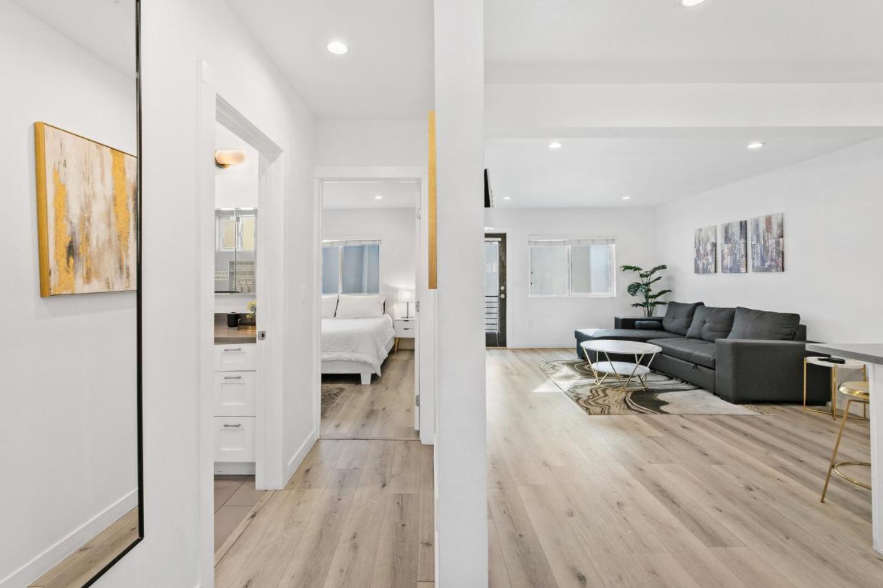 Miracle Mile Chic 1 Bedroom Parking Unit 2 Bed & Breakfast *
