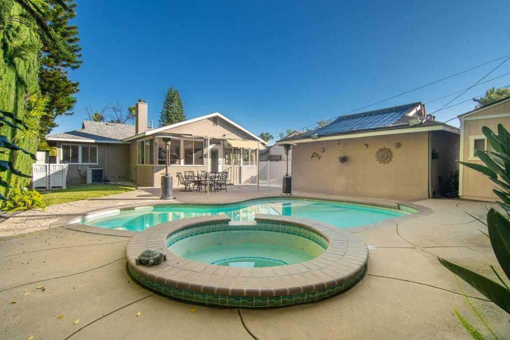 Large With Pool + Jacuzzi Holiday home *