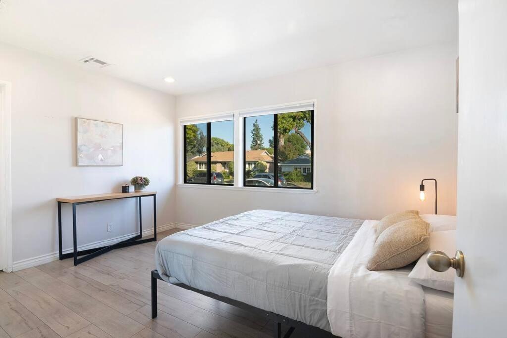 Large With Pool + Jacuzzi Los Angeles