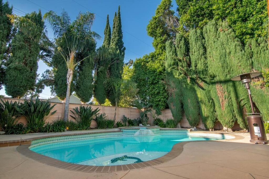 Large With Pool + Jacuzzi Holiday home *
