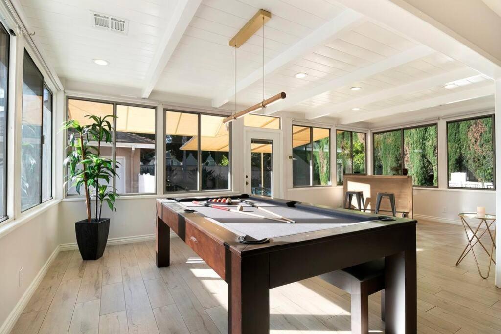 Large With Pool + Jacuzzi Holiday home