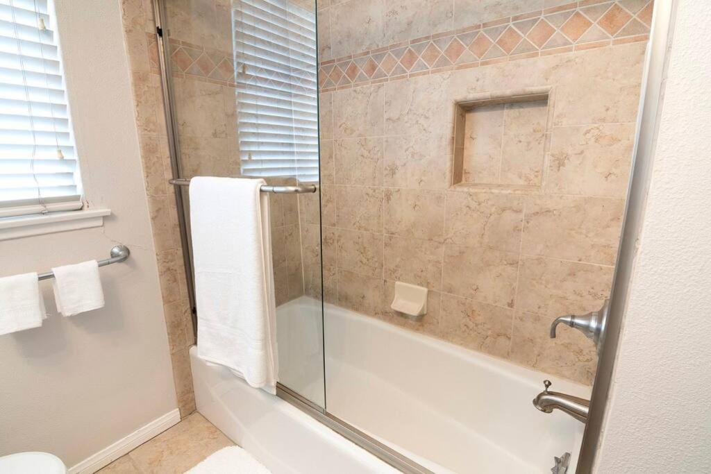 Large With Pool + Jacuzzi * Los Angeles