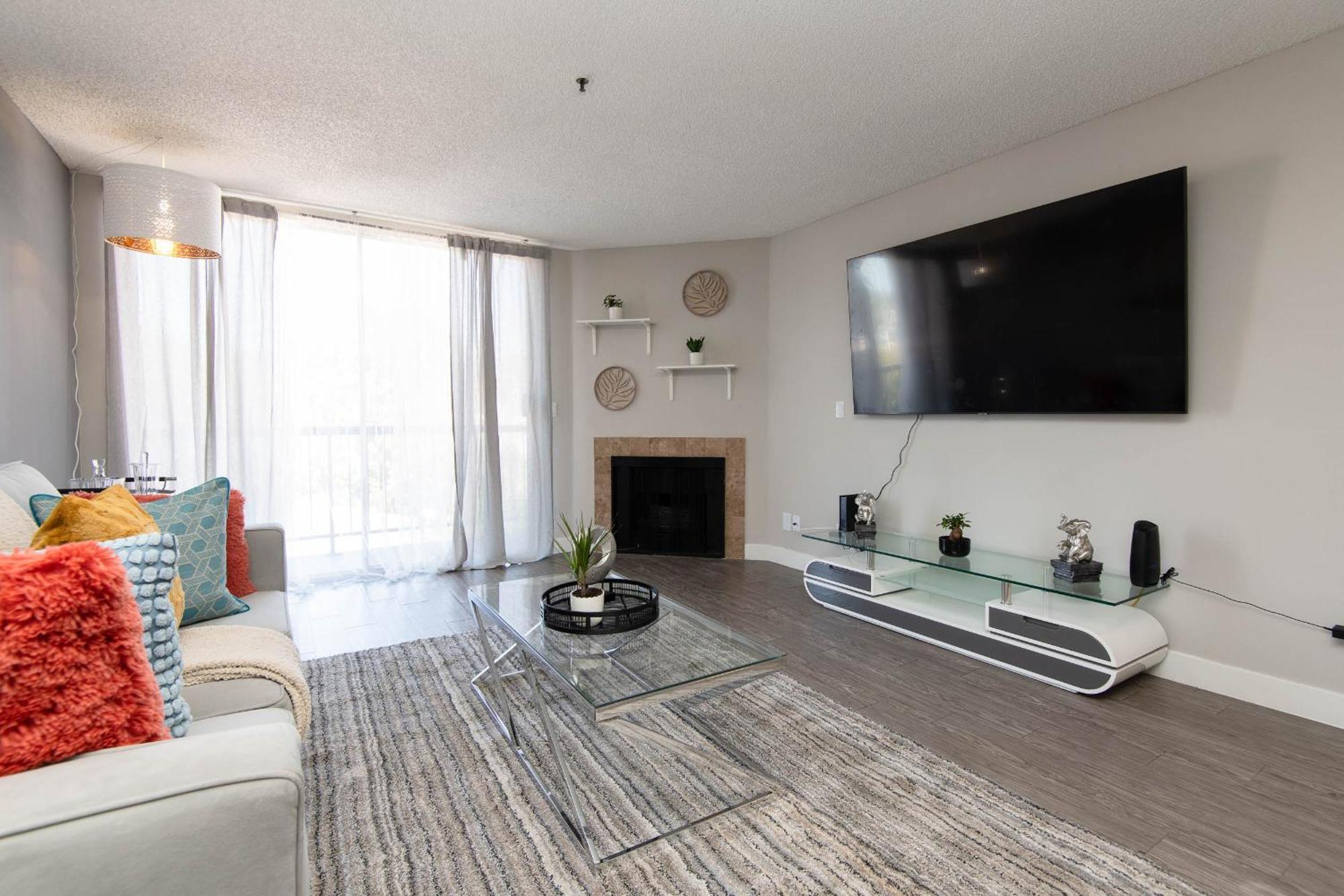 Luxury One Bedroom Free Parking&pool Apartment