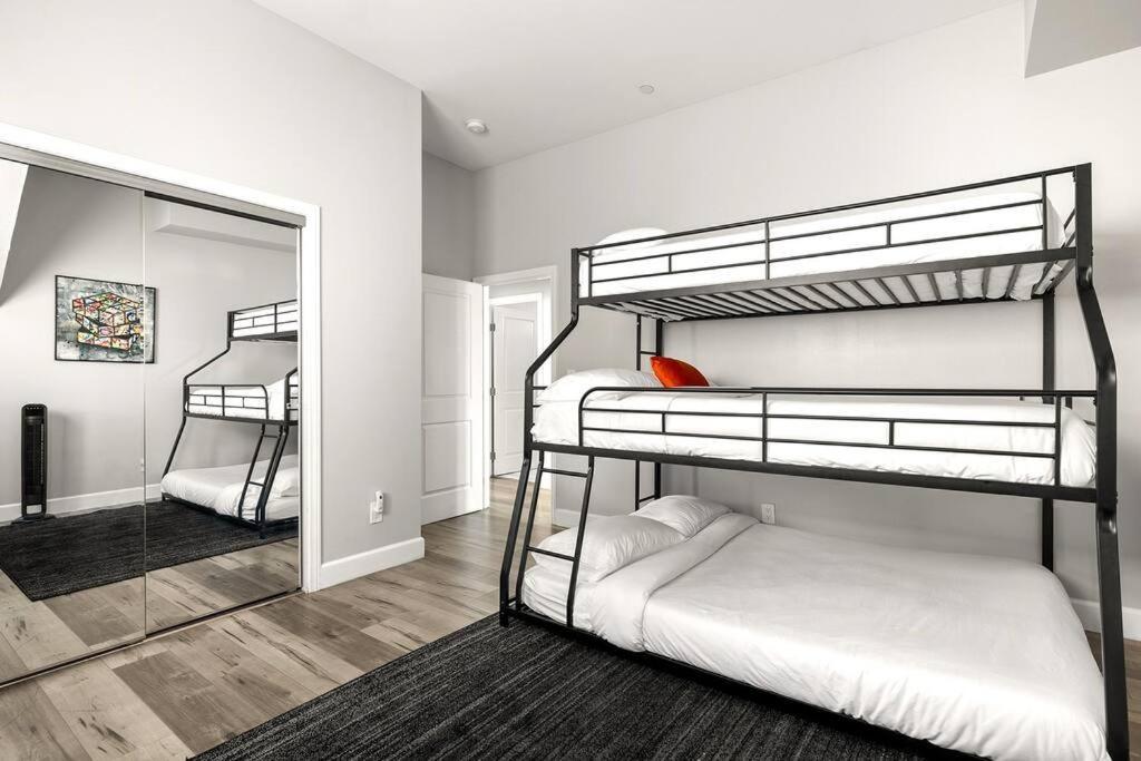 New Luxury Townhome Sleeps 9 Near Usc/dtla/expo Los Angeles