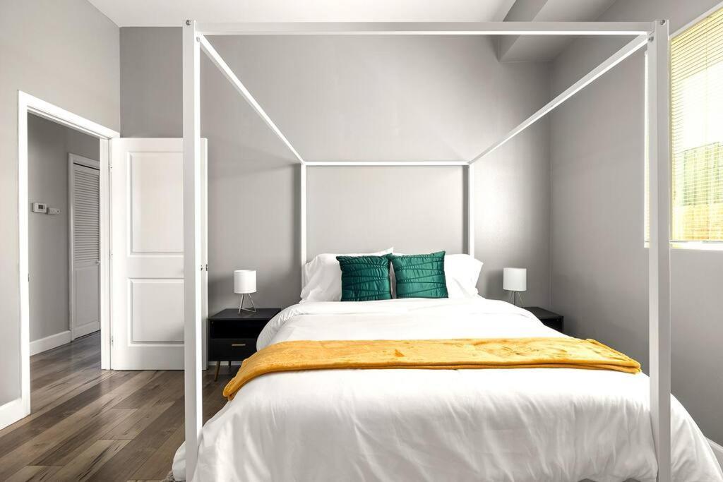 New Luxury Townhome Sleeps 9 Near Usc/dtla/expo * Los Angeles