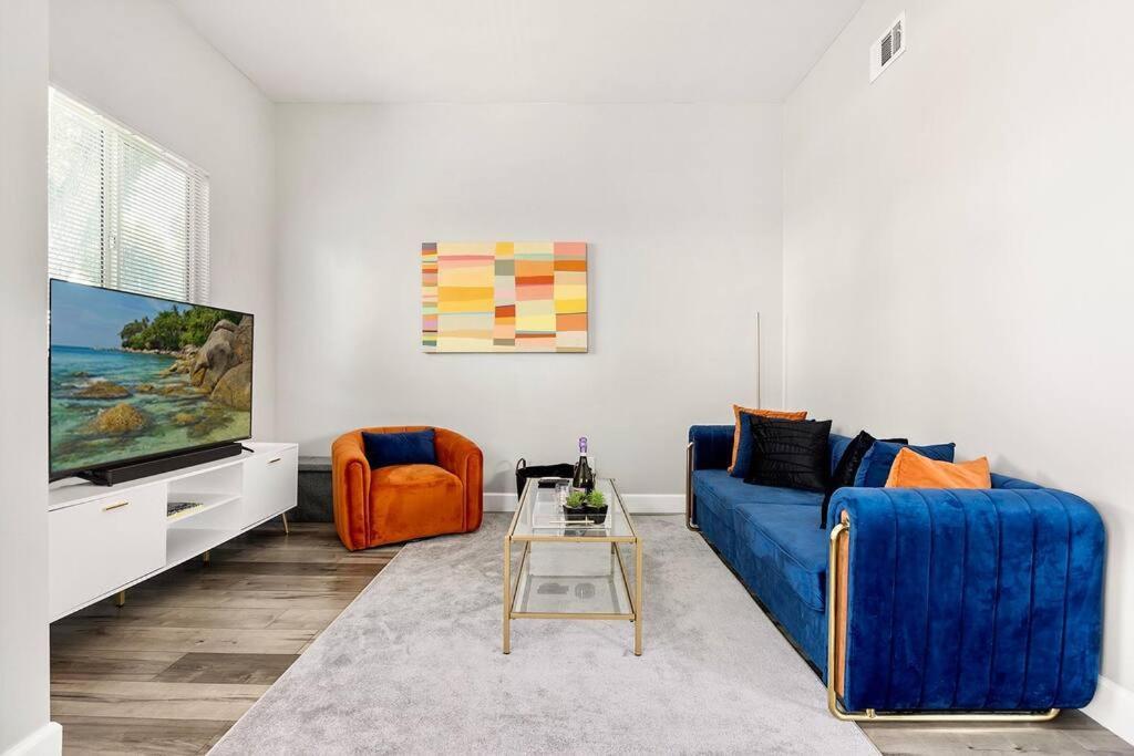 New Luxury Townhome Sleeps 9 Near Usc/dtla/expo Los Angeles