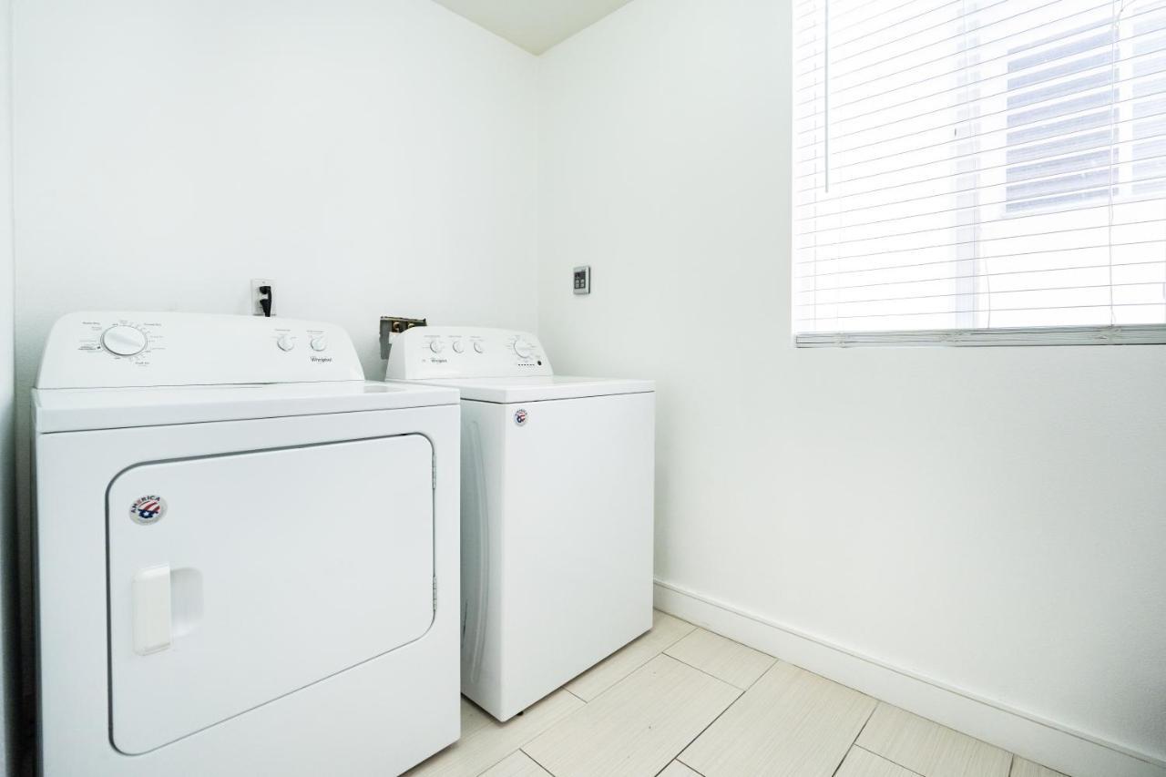 Large Chic 5-bedroom 3 Bathroom Clost To Downtown La *