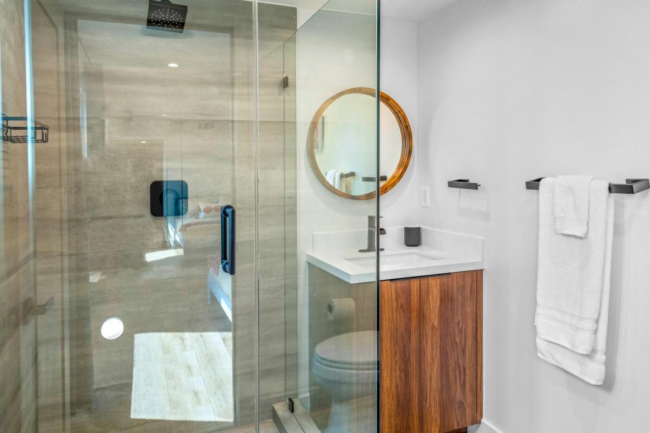 Stylish Sherman Oaks Townhouse 3bed + 3.5bath Master Apartment